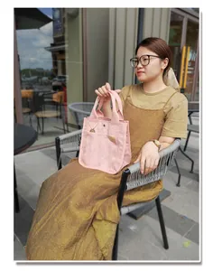 Rosa Canvas-Einkaufstasche mit Vordertaschen, kombiniert mit einem Freizeitkleid