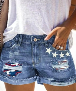 Detail der Denim-Shorts mit Stern-Patch, US-Flaggen-Effekt und ausgefransten Rändern