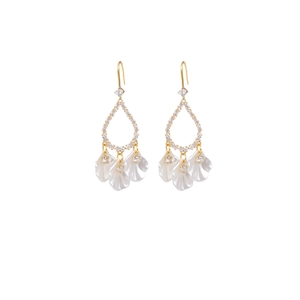 Boucles d'oreilles dorées avec coquillages sertis de diamants et glands sur fond blanc