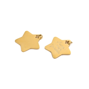 Pendentifs étoiles minimalistes en acier titane doré avec gravure Mama sur fond blanc