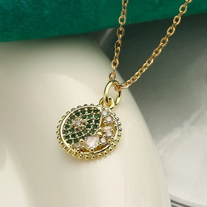 Collier plaqué or avec pendentif céleste lune et soleil en zircons verts et clairs