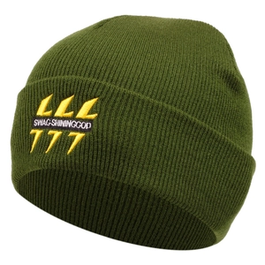 Détail du bonnet en tricot côtelé vert olive avec broderie éclair et inscription SWAG