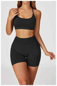 Détail d'un ensemble de yoga noir sans couture avec taille côtelée et brassière de sport
