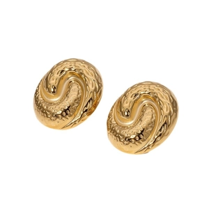 Boucles d'oreilles clous en acier doré avec texture en S et finition martelée