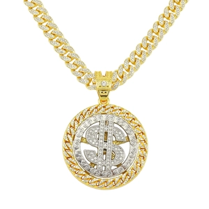 Gros plan du pendentif dollar avec strass sur une chaîne cubaine bicolore or et argent