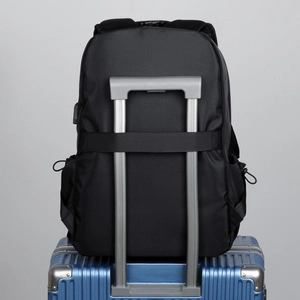 Zaino sportivo nero con fascia per trolley e porta USB su manico di valigia blu