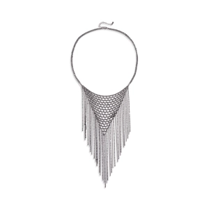 Collier en maille gris foncé avec franges triangulaires et longs pompons sur fond blanc