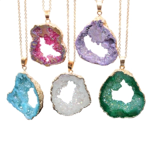 Colgantes de geoda de ágata natural multicolor con bordes dorados en collares finos