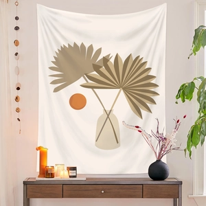 Detail eines Bohème-Wandteppichs mit Palmenblättern und Sonnen-Design an einer Wand