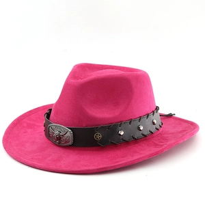 Détail d'un chapeau de cowboy rose avec bande en cuir et boucle métallique de tête de taureau