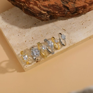 Détail de six bagues de mariage géométriques en zircon plaquées or et argent