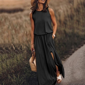 Zwarte mouwloze maxi-jurk met ronde hals en zijsplit voor de zomer in de buitenlucht