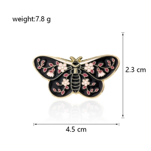 Detail der Schmetterlings-Emaille-Brosche mit rosa Blumen und Maßen 4.5cm mal 2.3cm