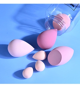 Lot détaillé d'éponges à maquillage roses de formes et tailles variées sortant d'un pot