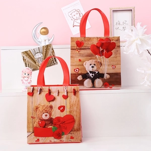 Waterproof non-woven Valentine bear gift bags with red handles and wooden texture patterns