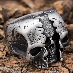 Vintage gothic pilot skull ring with distressed silver finish and cracked metal detail