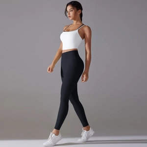 Vue latérale de la brassière de sport blanche et du legging de yoga noir à taille haute