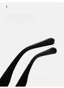 Detail view of curved black mirror legs for cat-eye frames providing comfortable wear
