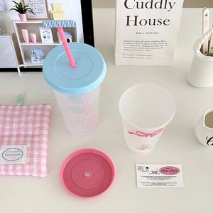 Large capacity plastic straw cup with pink storage bag and aesthetic cafe scene