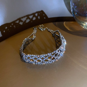 Collier ras du cou en résille de strass scintillants avec finition argentée élégante