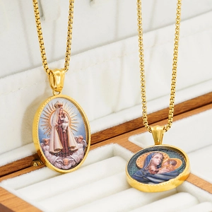 Collane con ciondolo ovale Vergine Maria in oro 18k e catena con perle sintetiche