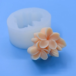 Moule en silicone fleur de frangipanier pour gâteaux DIY sur fond bleu uni