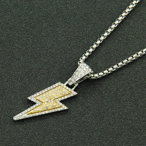 Détail du pendentif éclair hip hop bicolore avec pavage de cristaux étincelants