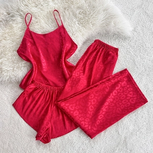 Ensemble pyjama 3 pièces rouge en satin léopard jacquard avec caraco et pantalon