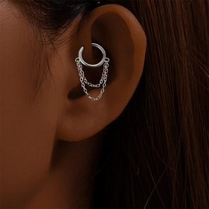Dettaglio ravvicinato dell'anello piercing conca in argento S925 con lunghe nappe eleganti