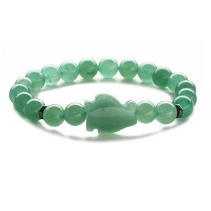 Dettaglio macro del bracciale in perline di avventurina verde con elemento centrale intagliato