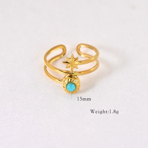 Détail macro de la bague étoile dorée avec incrustation turquoise, taille 15mm et 1,8g