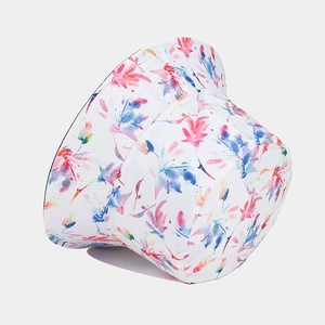 Vue détaillée du chapeau bob réversible blanc avec motifs floraux roses et bleus vifs