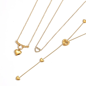 Ensemble de trois colliers cœur en or 18 carats avec incrustation de cristaux