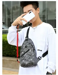 Détail du sac de poitrine camouflage gris avec tissu imperméable et port de charge USB