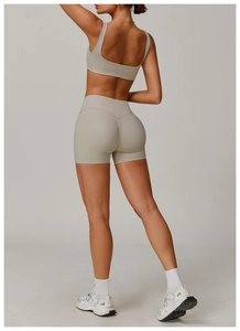 Vue arrière du short de sport sans couture à taille haute et du soutien-gorge de sport