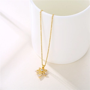 Collier élégant doré avec pendentif fleur en zircone sur un support minimaliste