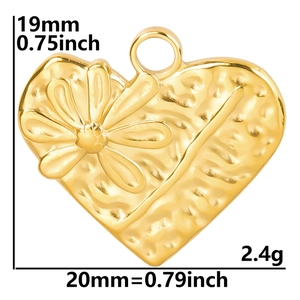 Vue détaillée du pendentif cœur fleuri plaqué or 18k avec dimensions 19mm par 20mm