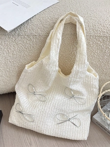 Sac fourre-tout blanc plissé à pois avec nœuds argentés sur fond polaire doux