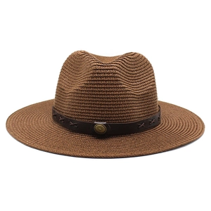 Détail d'un chapeau de paille marron avec bande en cuir et boucle métallique vintage