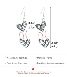 Vue détaillée des boucles d'oreilles cœur en acrylique avec motif de baseball.