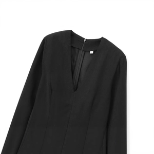 Robe noire élégante à manches longues, col en V, ourlet fendu et fermeture éclair au dos