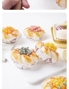 Dettaglio di cupcake artificiali con insalata e marmellata per vetrine di panifici