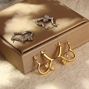 Minimalistische hartvormige oorringen met bijenhanger in goud en zilver roestvrij staal