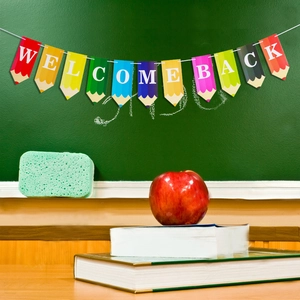 Bannière crayon Welcome Back décoration d'école accrochée devant un tableau noir