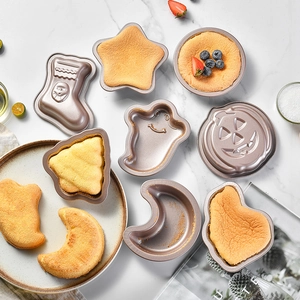 Assortimento di stampi antiaderenti per mini torte creative in forme di cartoni.