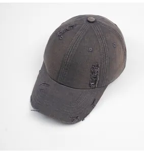 Détail de la texture vieillie et coton délavé vintage sur la casquette gris foncé