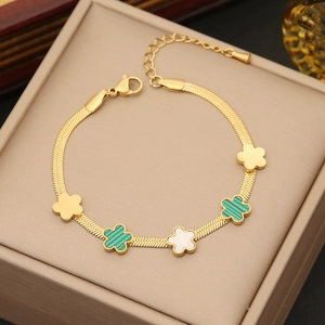 Golden snake chain bracelet with green malachite and white shell four-leaf clover charms