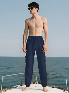 Détail du tissu gaufré bleu marine et poches cargo sur ce pantalon pour hommes