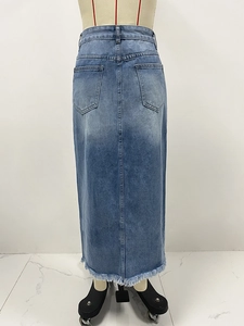 Détail du dos d'une jupe en jean avec poches et design d'ourlet effiloché