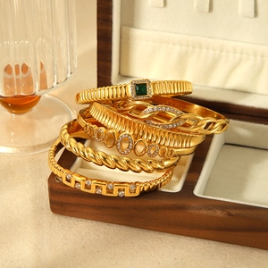 Ensemble de bracelets vintage en acier plaqué or 18k avec zircons sur boîte en bois